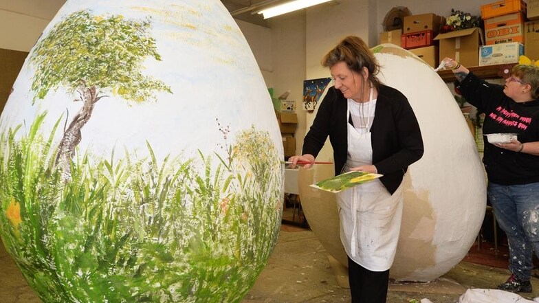 Porzellanmalerin Birgit Koebel hat bald das erste Ei fertig bemalt.