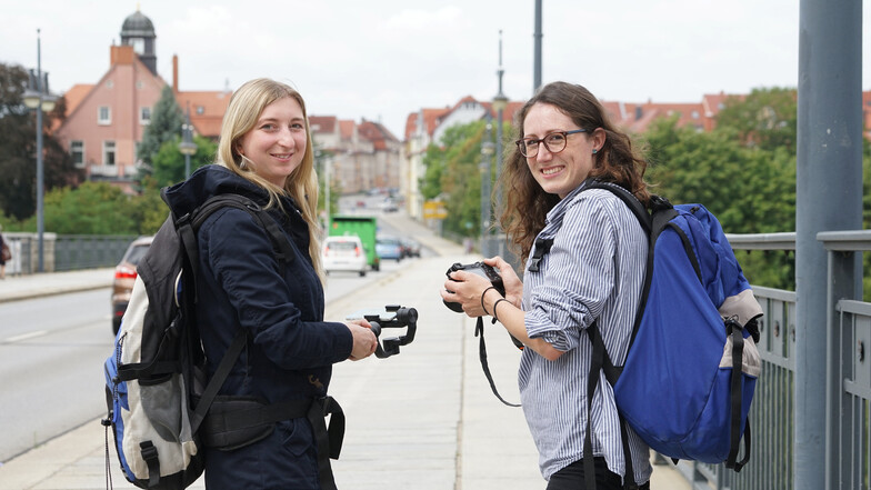 Die Reporterinnen Marleen Hollenbach (l.) und Theresa Hellwig  wandern eine Woche durch den Landkreis Bautzen.