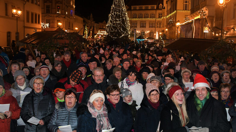 Das Adventssingen ist fester Bestandteil des Weihnachtsmarktes in Döbeln. Ob es in diesem Jahr in der Stadt überhaupt einen solchen Markt geben wird, dazu will sich die Verwaltung am Montag äußern.
