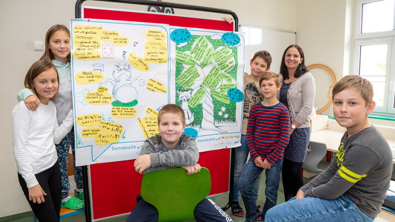 Annegret Böse (rechts hinten) hat keinen leichten Job. Als Leiterin der Rothenburger Grundschule muss sie dafür sorgen, damit möglichst kein Unterricht dem Personalmangel zum Opfer fällt.