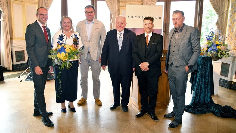 Preisverleihung auf Schloss Albrechtsberg: der stellvertretende Ministerpräsident Wolfram Günther (Grüne, v.l.), Natalja Bock, der ukrainische Botschafter Oleksii Makeiev, Sachsen ehemaliger Ministerpräsident Georg Milbradt sowie Tobias Wolf und Andreas W