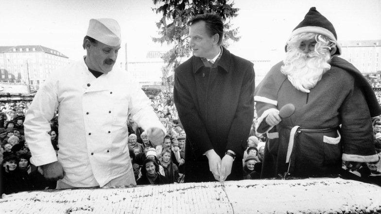 1995: Oberbürgermeister Herbert Wagner schneidet den Stollen an. Der Bäckermeister gibt gute Ratschläge und der Weihnachtsmann darf immerhin das Mikro halten. 