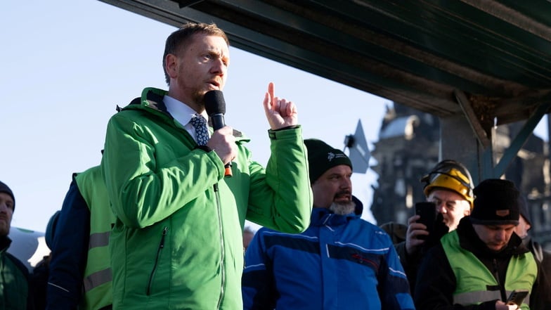 Sachsens Ministerpräsident Michael Kretschmer (CDU) hat auf der Kundgebung des Bauernverbands auf dem Theaterplatz in Dresden gesprochen.