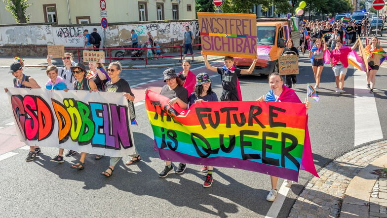 In Döbeln sind am Samstag rund 220 überwiegend junge Teilnehmer gegen Diskriminierung und für die Rechte von queeren Menschen auf die Straße gegangen.