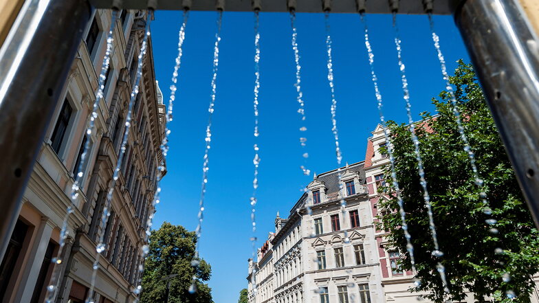 Diesen Blick durch den Wasservorhang fing der SZ-Fotograf noch im Sommer 2016 ein.