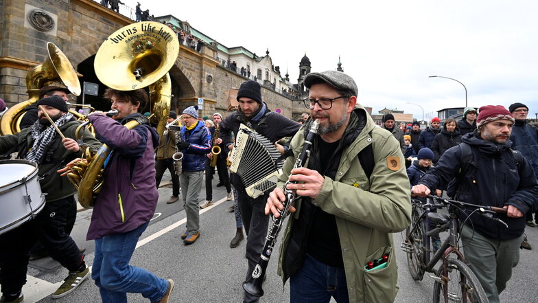 Mit seiner Banda Comunale spielt Michal Tomaszewski (Mitte) regelmäßig bei Protesten gegen Rechts.