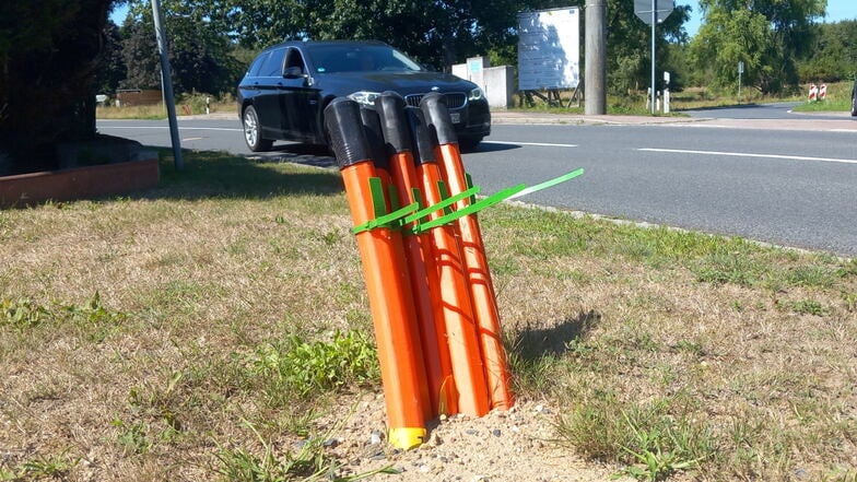 Ein orangenes Glasfaserkabel ragt aus dem Boden neben der Hauptstraße in Leckwitz heraus. Seit einiger Zeit geht es beim hiesigen Glasfaserausbau nicht mehr weiter.