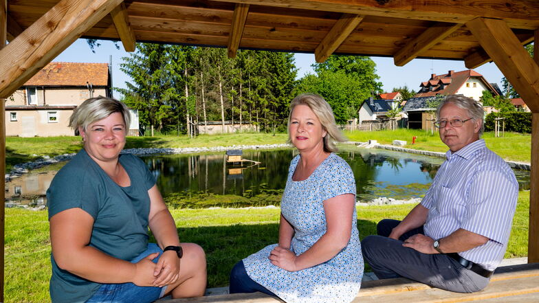 Teresa Hilger, Petra Härting und Siegfried Casper freuen sich über den neugestalteten Dorfplatz mit Teich, Wildblumen- und Streuobstwiese sowie Platz zum Plaudern.
