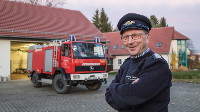 Andreas Flade hat gut Lachen. Seine Kodersdorfer Wehr ist eine von fünf im Kreis, deren Gemeinden jetzt die bislang wertintensivste Sammelbestellung von Feuerwehrtechnik ausgelöst haben.