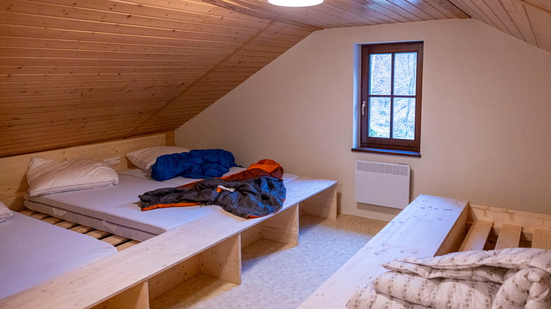 In der sanierten Bergwachthütte im Bielatal wurden im Dachgeschoss zwei getrennte Schlafräume eingerichtet.