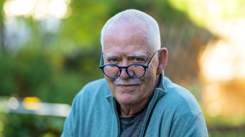 Bernhard Schawohl, 72, lebt als Schriftsteller in Dresden. Er studierte u. a. Agrarwissenschaften und Kulturwissenschaften, arbeitete bis 1983 in der Landwirtschaft und wechselte dann in den Kulturbereich.