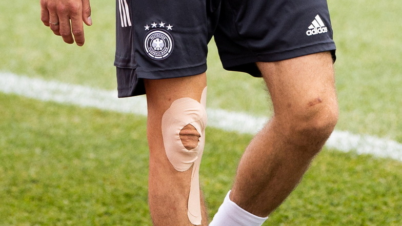 Derzeit das Knie der Nation: Eine Kapselverletzung steht Thomas Müllers Einsatz gegen Ungarn im Weg.