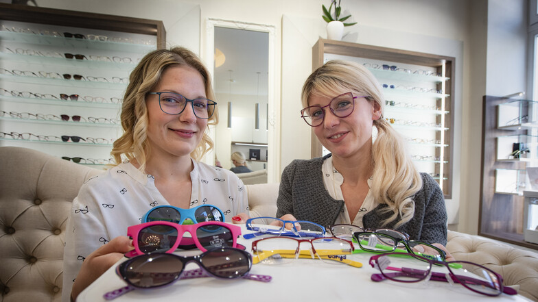 Roxana Niemietz (r.) und Jasmin Döge sind das kleine Team von Brillenglanz in Pulsnitz. In den kommenden Sommerferien laden sie Ferienkinder in das Geschäft am Julius-Kühn-Platz ein. Seit zwei Jahren ist Augenoptikermeisterin Roxana Niemietz mit ihrem Ges