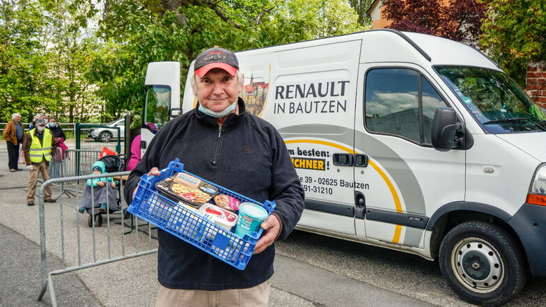 Kurz nach dem Umzug im vorigen Jahr: Matthias Engelmann, Mitarbeiter bei der Tafel in Bautzen, verteilt am Standort Czornebohstraße Lebensmittel aus dem Auto heraus. Bedürftige aus dem Stadtteil Gesundbrunnen klagen, dass der Weg dorthin zu weit ist.