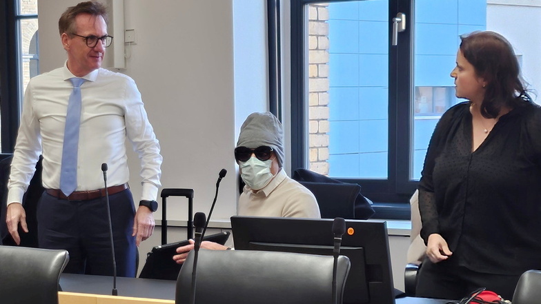 Ralf T., hier mit seinen Verteidigern Michel Stephan und Jessika Gruno, hatte sich zum Prozessauftakt komplett vermummt und war zuvor in Anwalts-Verkleidung ins Landgericht Dresden gekommen.