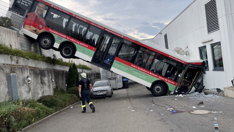 Bus stürzt über Abhang gegen Discounter - Drei Verletzte