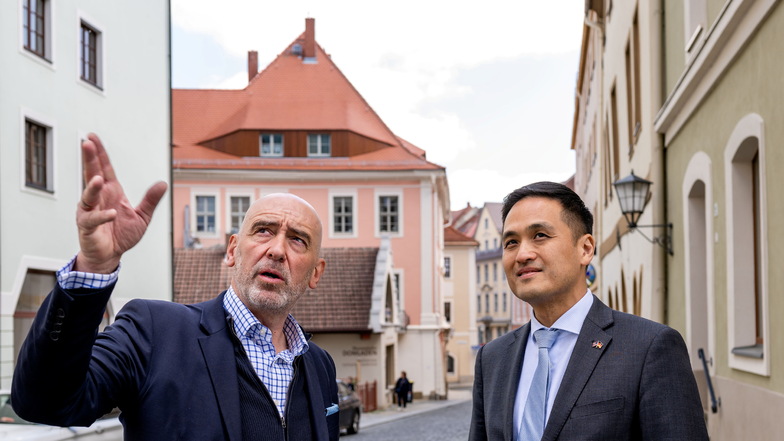 Übernahm die Rolle des Stadtführers: Bautzens ehemaliger Oberbürgermeister Alexander Ahrens (SPD) kennt den US-Diplomaten Ken Toko von früheren Treffen.
