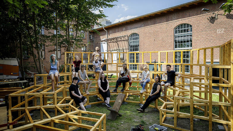 „Fliegendes Forum“ nennt sich das Holz-Bauwerk, das diese jungen Menschen vor dem Fokus-Festival auf dem Gelände der Rabryka gebaut haben.
