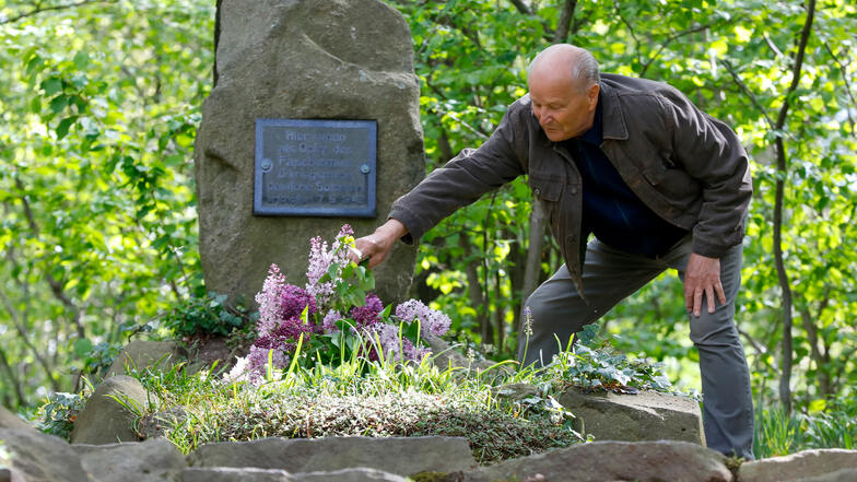 Frank Kuppe kümmert sich um das Soldatengrab auf dem Jäckelberg bei Ebersdorf.