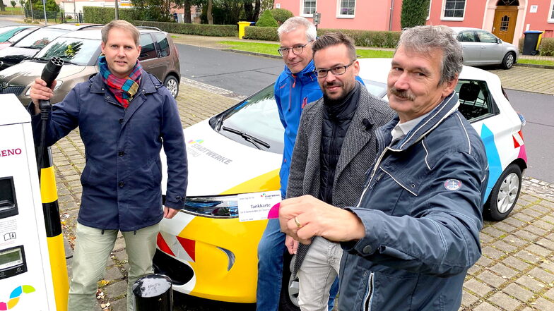 Markus Jäschke (l.) und Matthias Hänsch (r.) von den Stadtwerken sowie Bernd Stieler und Michael Martin von der Wogeno haben am Donnerstag das erste Auto betankt.