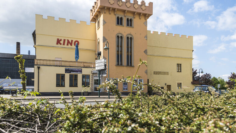 Das Gröditzer Castello an der B 169 ist aufgrund seiner besonderen Architektur kaum zu übersehen. Im Gebäude befinden sich neben dem Kino unter anderem auch eine Versicherungsagentur und ein Restaurant.