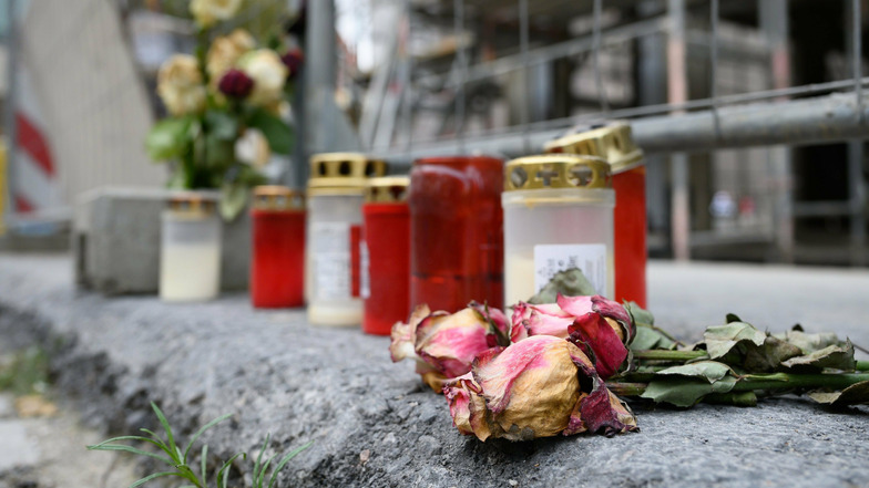 Blumen und Kerzen erinnern an Bluttat im Zentrum der Stadt.