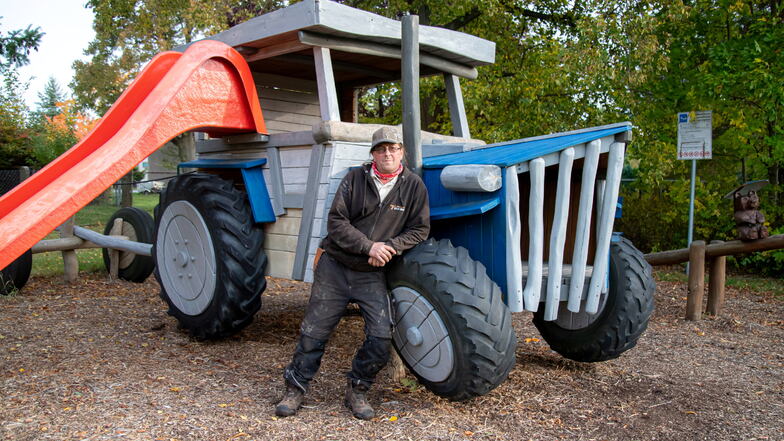 Der Nieder-Neundorfer Holger Mann hat unter anderem auch diesen hölzernen Traktor gebaut, der seinen Platz in Geheege gefunden hat.