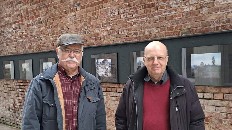 Hans Dünnebeil (l.) und Horst Werner vom Verein Museum der Fotografie Görlitz vor der Ausstellung mit Fotos aus 40 Jahren Berzdorfer Tagebau und See.