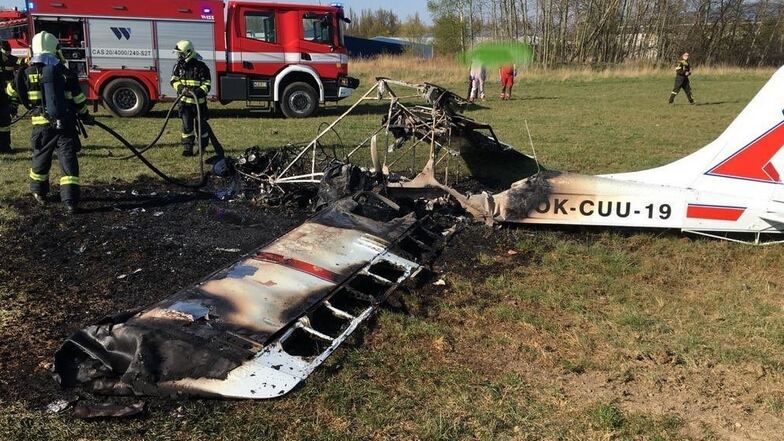 Das Flugzeug musste von Feuerwehrleuten gelöscht werden.