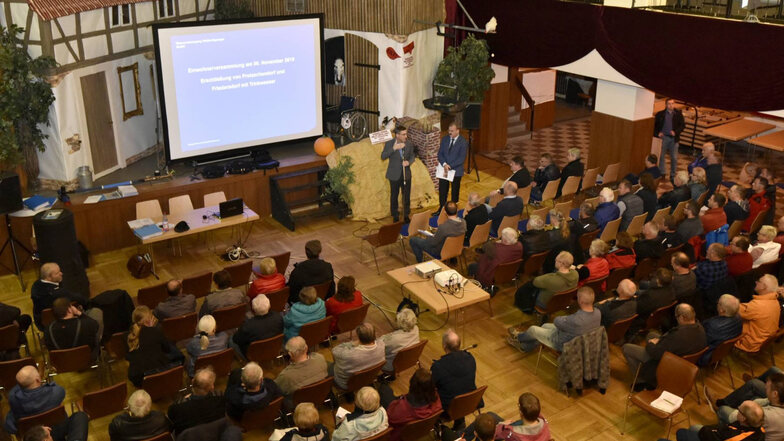 Gut 170 Bürger waren am Freitagabend gekommen, um im Pretzschendorfer Kulturhaus mit Bürgermeister Torsten Schreckenbach und dem Chef des Wasserversorgers Weißeritzgruppe, Frank Kukuczka, zu diskutieren.