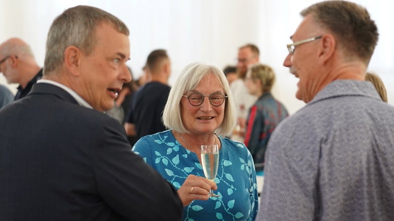 Ein Prosit auf den Welterbe-Titel: Herrnhuts Bürgermeister Willem Riecke (links) stößt mit Stadträtin Barbara Haupt und Brüdergemeine-Pfarrer Peter Vogt im Kirchensaal an.