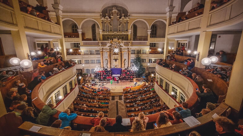 Fast 1.000 Gäste erlebten das erste öffentliche weihnachtliche Konzert des Werner-von-Siemens-Gymnasiums Großenhain in der Marienkirche.