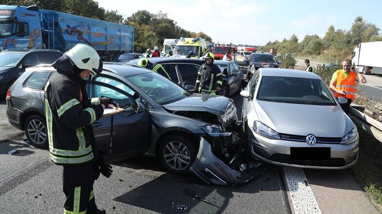 Auf der Autobahn 4 zwischen Siebenlehn und Wilsdruff sind am Mittag acht Autos zusammengestoßen. Es soll mehrere Verletzte geben. Polizei und Rettungskräfte sind vor Ort. Die Autobahn ist zur Stunde voll gesperrt.