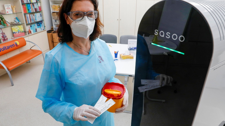 Birgit Schleicher, Inhaberin der Alten Apotheke in Löbau, mit dem neues Raumluftreiniger. Er stellt sicher, dass auch beim Covid-Testen von Patienten die Raumluft möglichst virenfrei ist.
