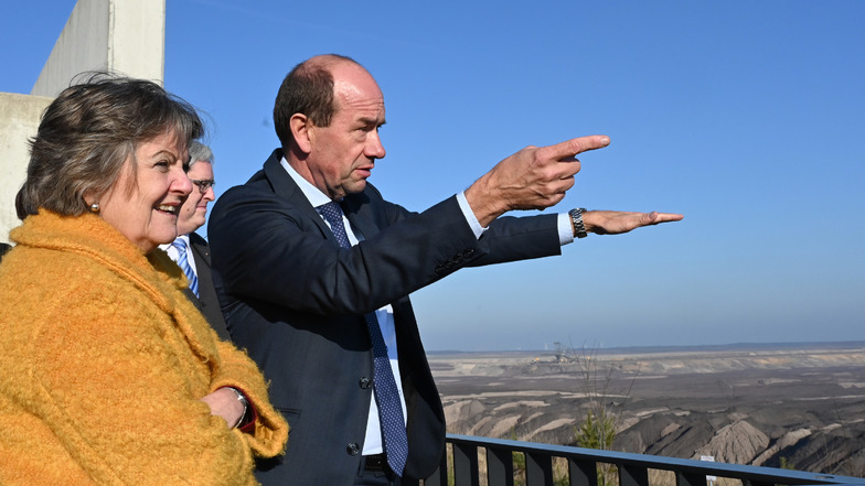 EU-Regionalkommissarin Elisa Ferreira zu Besuch im Kraftwerk Schwarze Pumpe. Für sie führt am Kohleausstieg kein Weg vorbei.