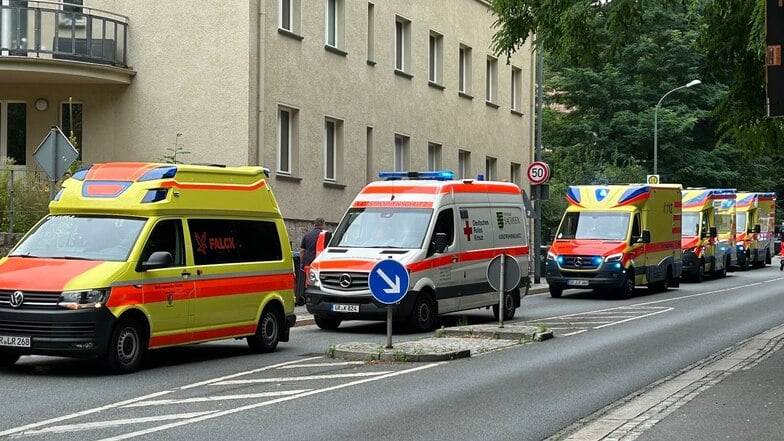 Mit einem Großaufgebot an Rettungsdiensten und Feuerwehr gibt es an der Nikolai-Grundschule in Görlitz einen Einsatz.