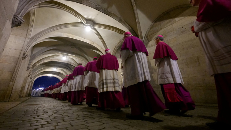 In Dresden versammeln sich bis Donnerstag die katholischen Bischöfe – kurz vor der letzten Tagung des Reformprozesses Synodaler Weg. Die Stimmung ist durch Differenzen mit dem Vatikan gespannt.