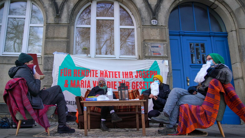 Protest-Wohnzimmer am Käthe-Kollwitz-Ufer gegen Wohnungs-Kündigungen am Sonntag.