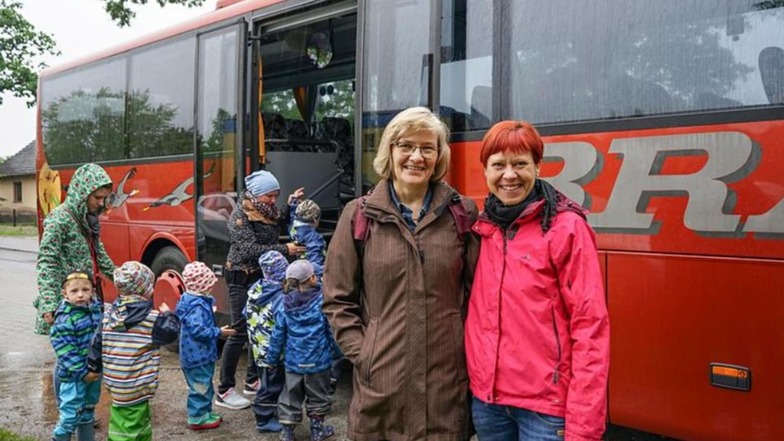 Birgit Quint, Leiterin der Awo-Kindertagesstätte Radibor (l.) und Katrin Borrmann vom Elternrat der Kita wünschen sich bessere Busverbindungen im ländlichen Raum. Für Fahrten mit Kindergruppen muss ein extra bestellter Bus bezahlt werden. Für einen großen