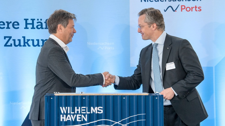Wirtschaftsminister Robert Habeck (Bündnis 90/Die Grünen, l) und Morten Höegh von Höegh LNG unterzeichnen die Vereinbarung zwischen Bund und Ländern über den Ausbau von Wilhelmshaven als grüne Energiedrehscheibe Deutschlands.