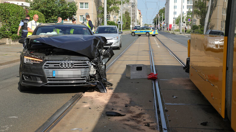 An beiden Fahrzeugen - der Bahn und dem Auto - entstanden erhebliche Schäden.
