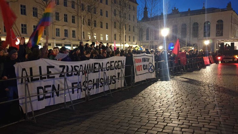 Die Pegida-Gegner standen am 2. März hinter "Hamburger Gittern". Sie waren zu laut, so die Stadt.