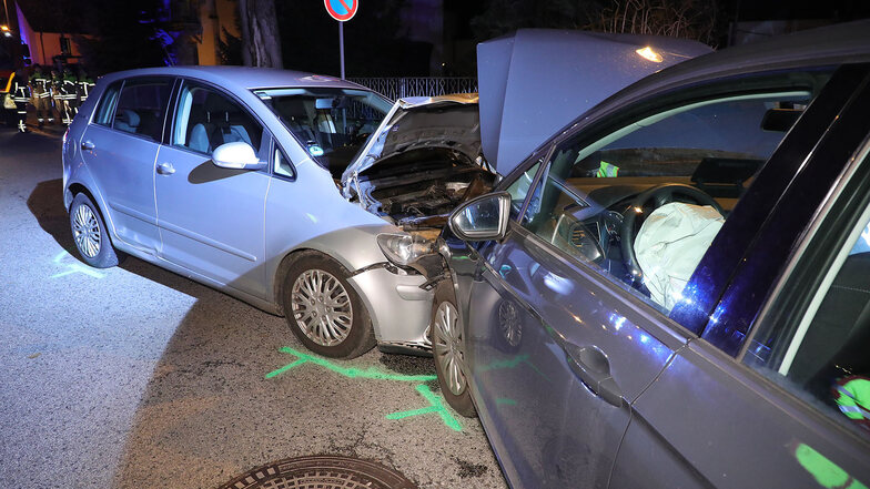 Beim Unfall in Langebrück wurden vier Menschen verletzt.