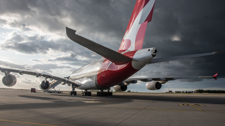 Der Qantas A380-Flieger kommt zur Wartung zu den Elbe Flugzeugwerken.