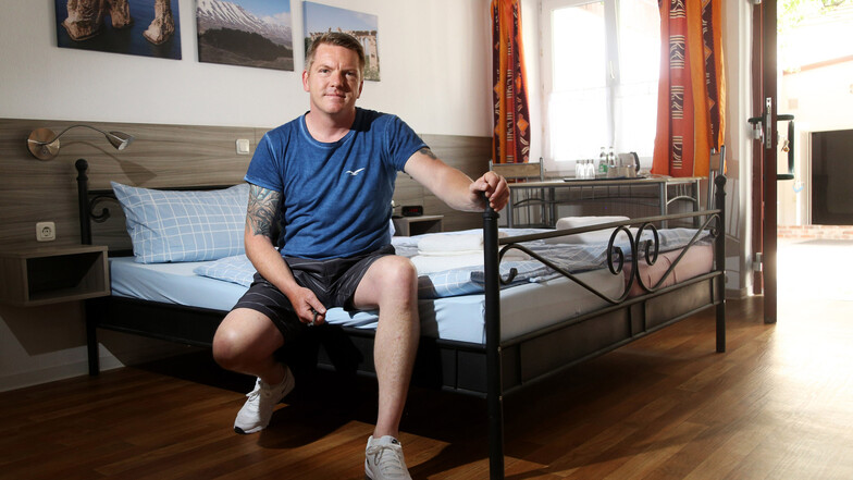 Insgesamt 15 Betten zählt die „Pension Zentrum Riesa“, die Ronny Skuppin Anfang des Monats eröffnet hat. Das Traditionshaus war zuvor mehr als 20 Jahre lang von Uwe Friedland geführt worden, der 2018 plötzlich starb.