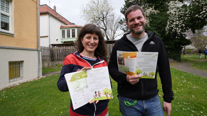 Judith Ploß und Lars Korff vom Kinderschutzbund Zittau haben die Wanderbroschüre mit 13 kindgerechten Touren entwickelt.