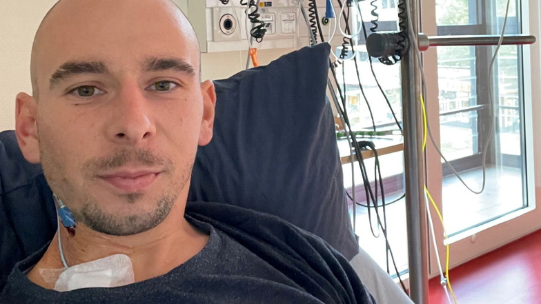 Ein Selfie, das Felix Grohmann am Dienstag in seinem Krankenzimmer in der Dresdner Uniklinik gemacht hat. Der 27-jährige Eibauer kämpft gegen einen aggressiven Krebs.