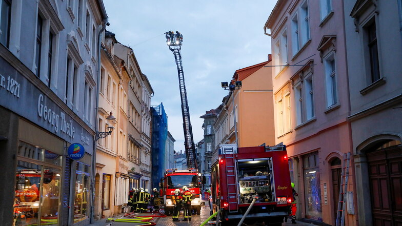 100 Feuerwehr-Kameraden mussten am 8. Mai 2022 zum Brand an Reichenberger Straße 19 in Zittau ausrücken.
