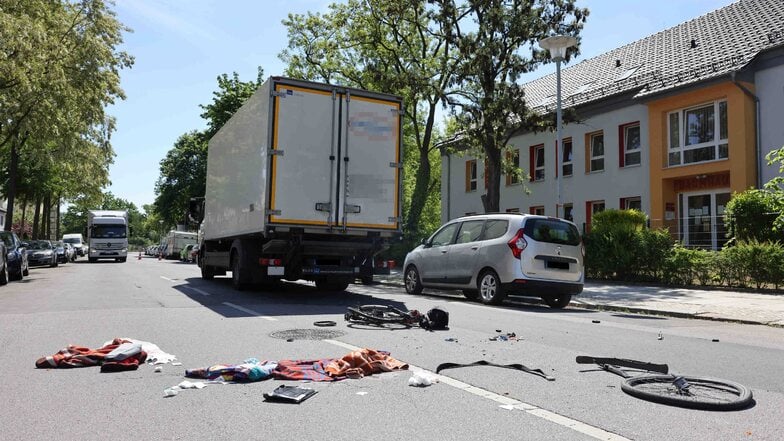 Dresden: Radfahrer von Lkw schwer verletzt