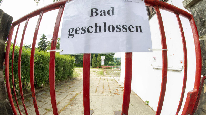 Eigentlich dürfen Freibäder in Sachsen seit dem 15. Mai wieder Badegäste empfangen. Für die offene Badestelle im Radebeuler Lößnitzbad gilt das aber noch nicht.
